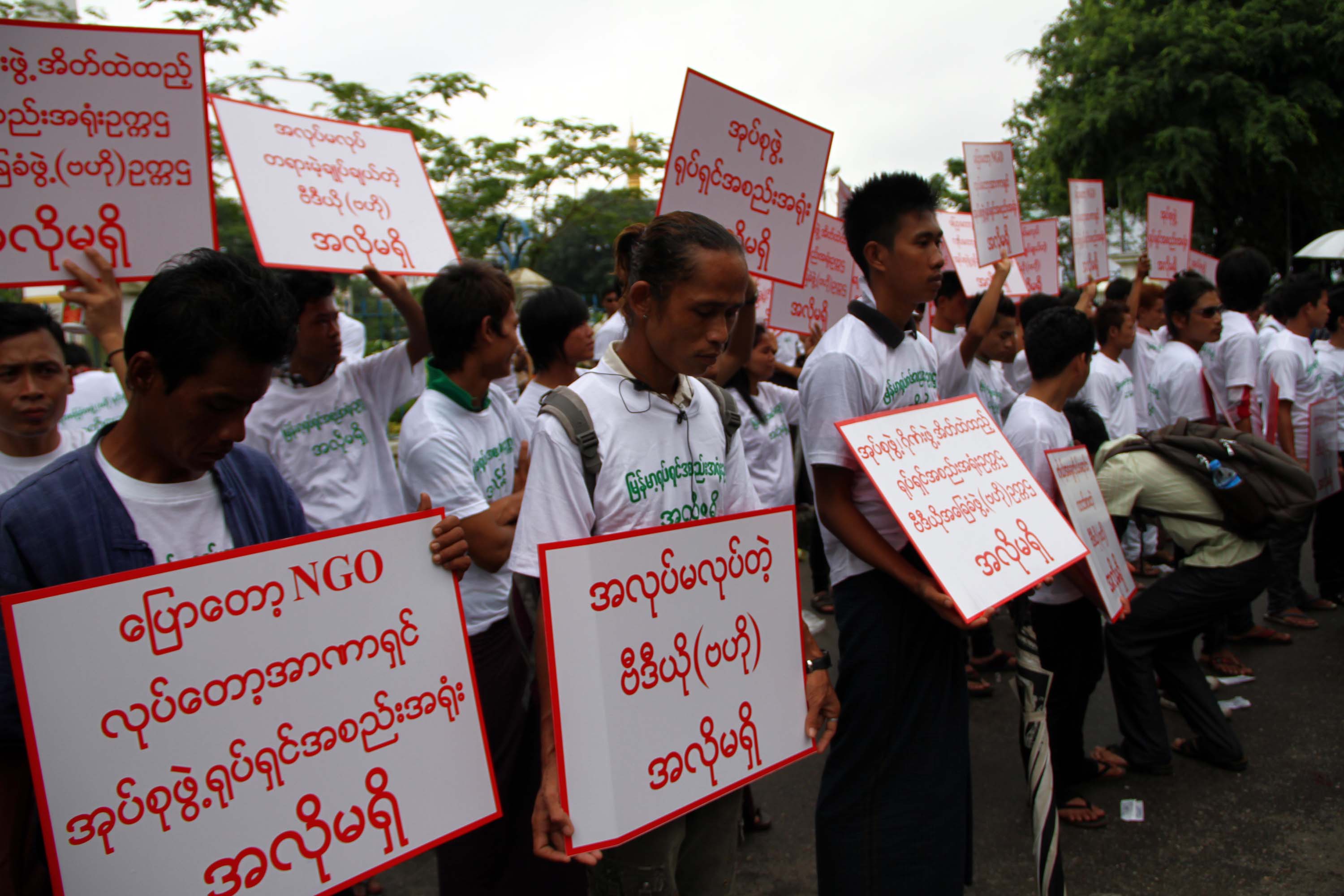 အစည္း႐ုံးဥကၠ႒နွင့္ တာ၀န္႐ွိသူမ်ား နုတ္ထြက္ရန္ ႐ုပ္႐ွင္ေလာကသားအခ်ဳိ့ ဆနၵျပ