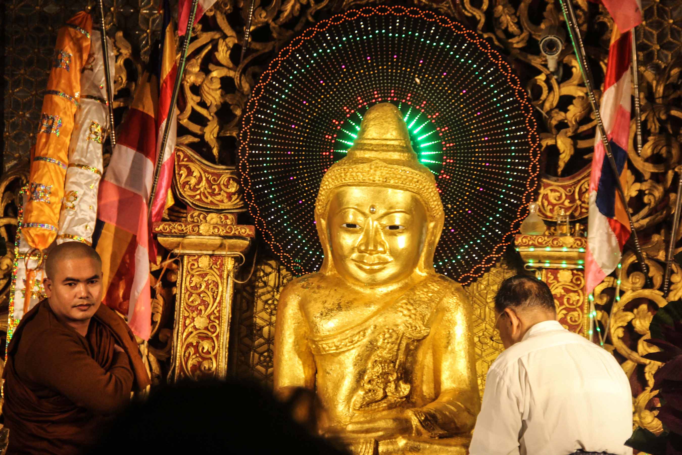 ပြန်လည်စည်ကားလာသည့် ရခိုင်က မဟာမြတ်မုနိဘုရား