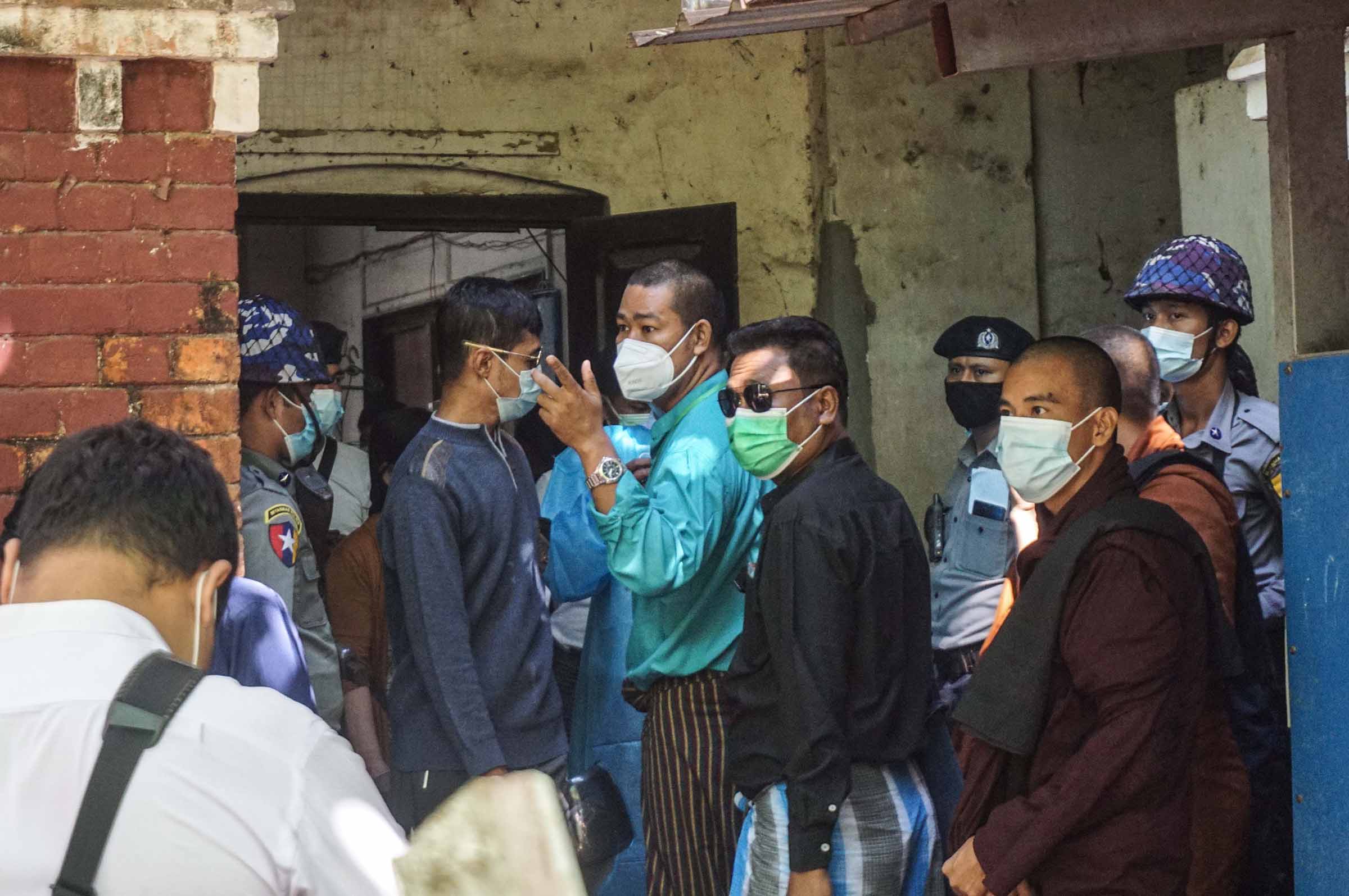 "ထမင်းဝအောင်စားထား"တီရှပ်ဝတ်ဆင်ခဲ့သူ ၃ ဦးကို အလုပ်နှင့် ထောင်ဒဏ် ၁ နှစ်စီ ချမှတ်