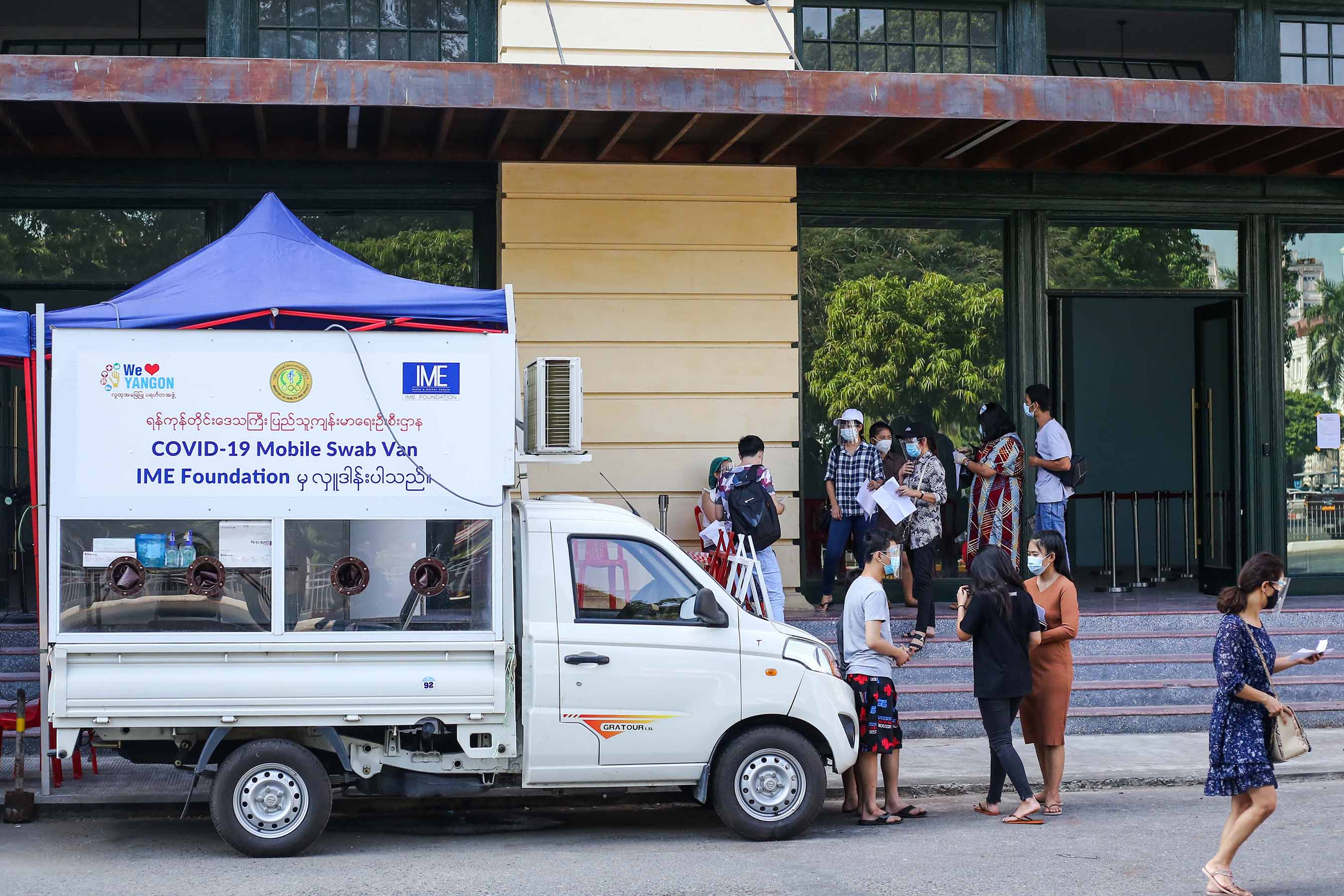 ပြည်တွင်းလေကြောင်းခရီးစဉ်များ စတင်ပြေးဆွဲ၊ ခရီးသည်များကို ကိုဗစ်-၁၉ ရှိ မရှိ စစ်ဆေး (ဓာတ်ပုံ)