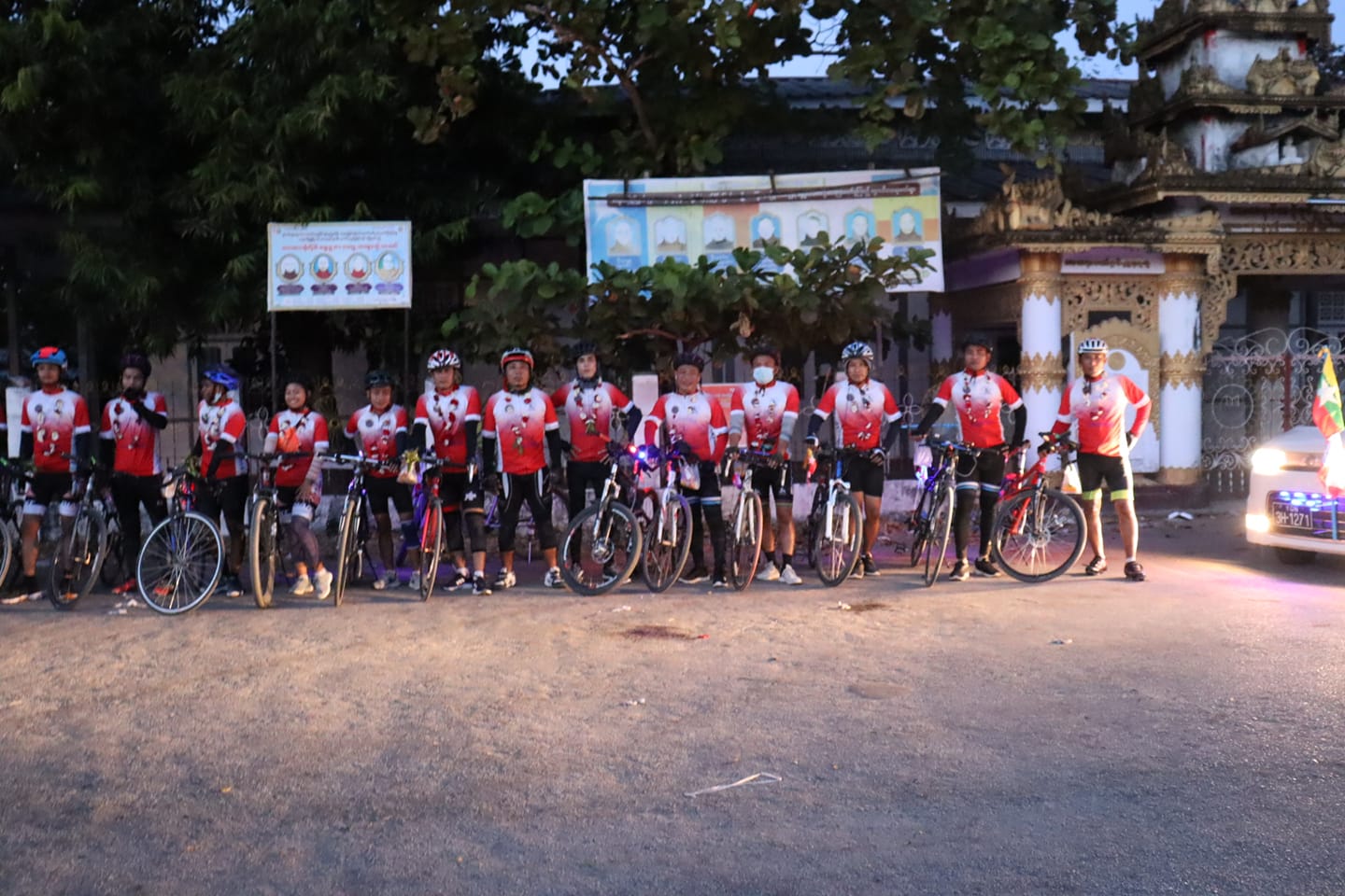 ကျောက်ဖြူအပျော်တမ်းစက်ဘီးစီးအဖွဲ့က မိုင် ၃၀ ကျော်ကို နေ့ချင်းပြန် စက်ဘီးစီး (ဓာတ်ပုံ)