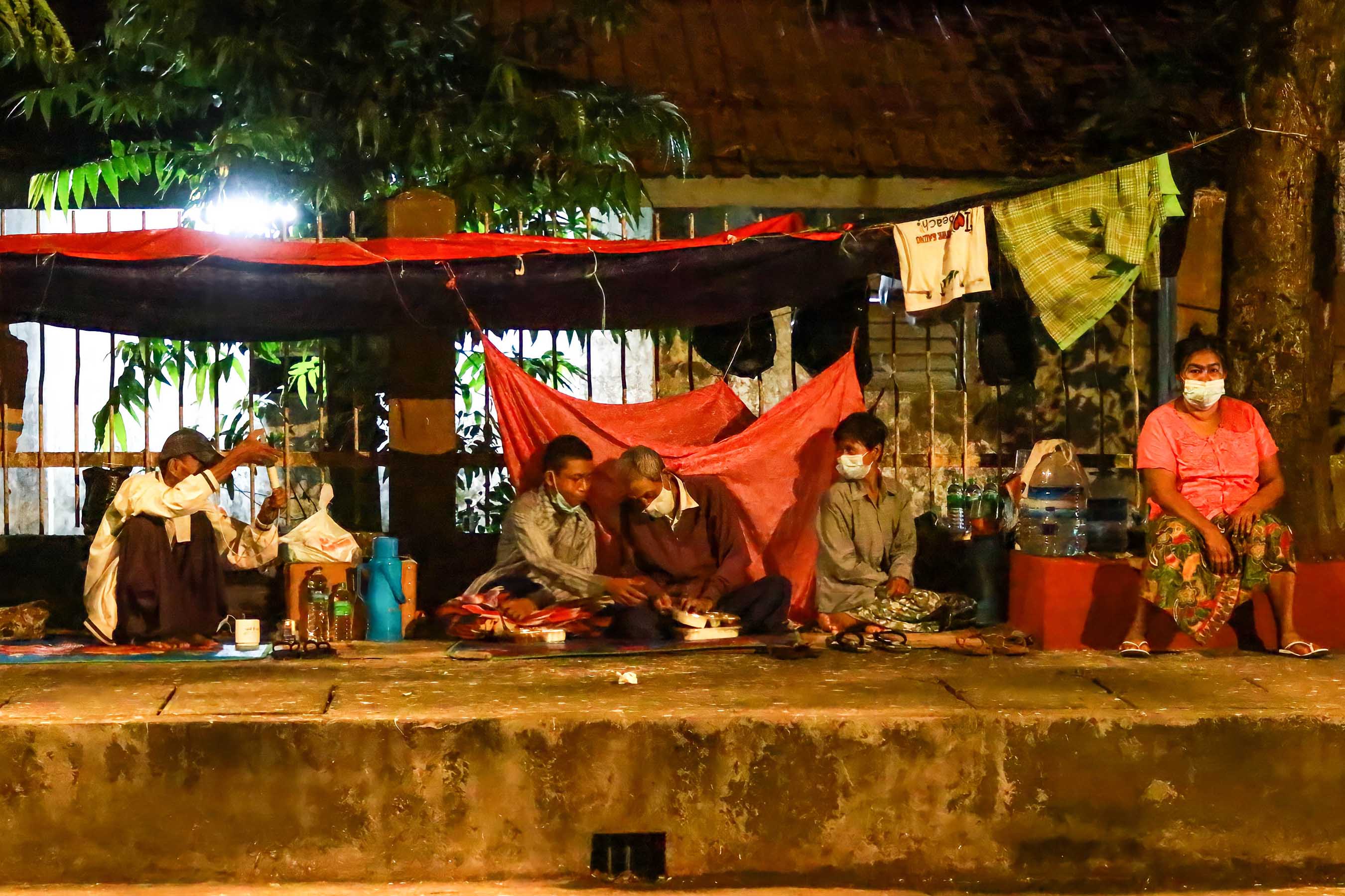 ရန်ကုန်ဆေးရုံကြီးသို့ အပတ်စဉ်လာရောက် ကင်ဆာဆေးကုသနေသူများ အခက်ကြုံနေ (ဓာတ်ပုံ)