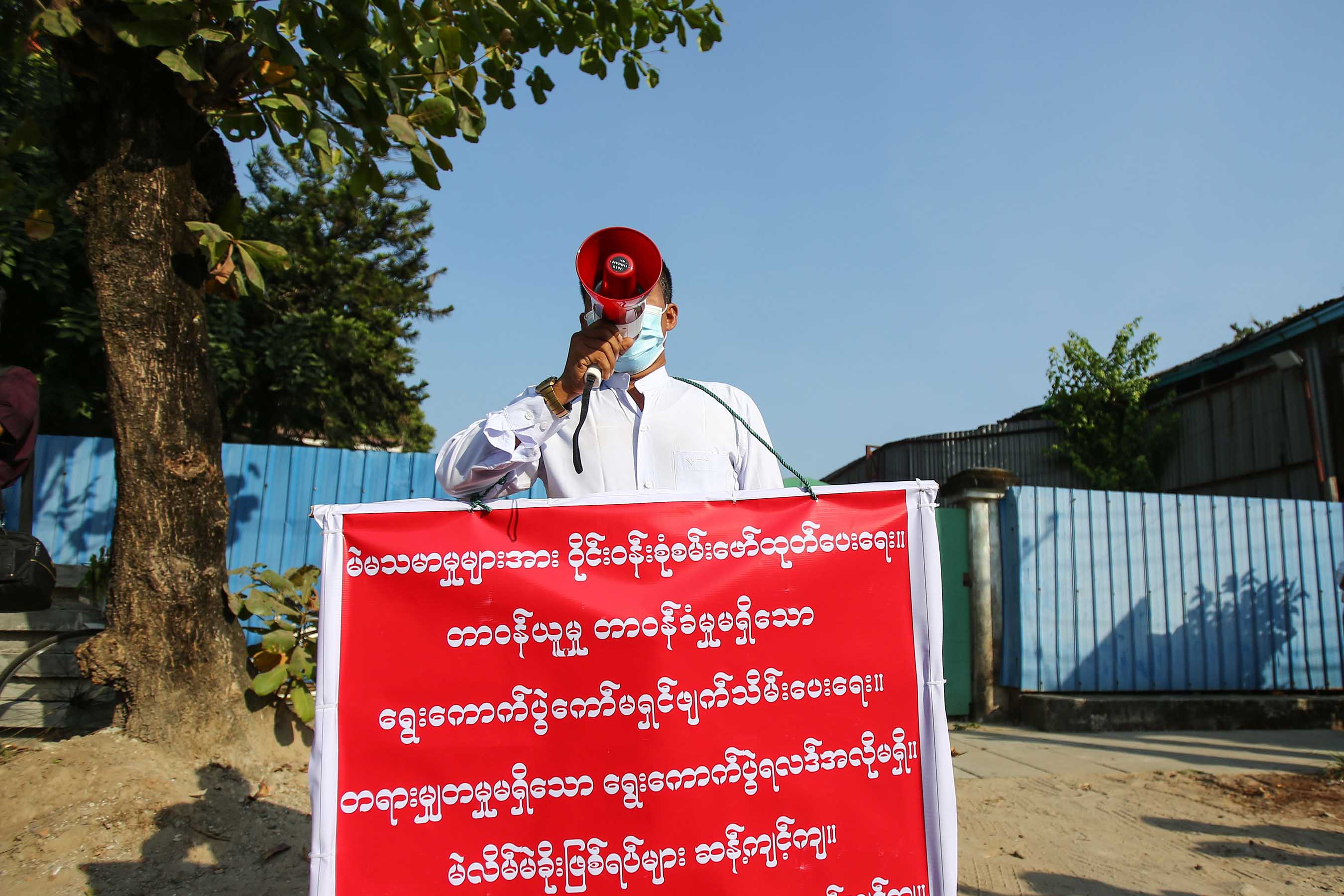 ရွေးကောက်ပွဲကော်မရှင်ဖျက်သိမ်းပေးရန် တစ်ကိုယ်တော် ဆန္ဒပြ (ဓာတ်ပုံ)