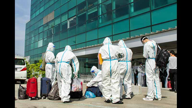 PPE ဝတ်စုံဝတ် ပြည်တွင်းလေကြောင်း ခရီးသည်များ (ဓာတ်ပုံ)   