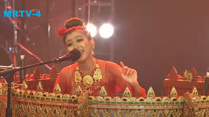 The Voice Myanmar တွင် နဂါးနီသီချင်းကို ကိုယ်တိုင်ဆိုင်းတီးသီဆိုပြီး အစွမ်းပြခဲ့သူ ခင်ရတနာစိုး (ရုပ်သံ)