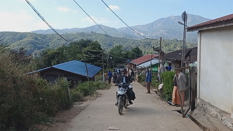 လူဦးရေ ၅၀ ကျော် နေထိုင်နေသည့် ၁၂ အိမ်တန်းတွင် မြေပြိုနိုင်သည့်အန္တရာယ်ရှိနေ