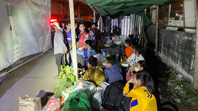 စမွန်စခွန်တွင် ရဲဝင်စစ်မည်စိုး၍ တရားမဝင်အလုပ်သမားများကို အလုပ်ရှင်က စွန့်ပစ်