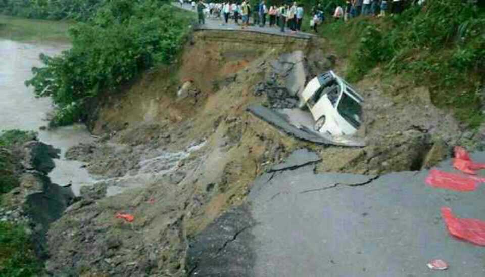 မိုင္းလားတြင္ ေျမျပို၊ ကားလမ္းပ်က္စီး