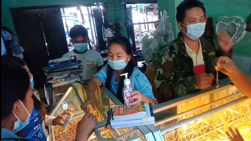မုံရွာမြို့တွင် ကိုဗစ်ကာလ စီးပွာရေးကျပ်တည်းသဖြင့် ရွှေပြန်ရောင်းချသူ များလာ