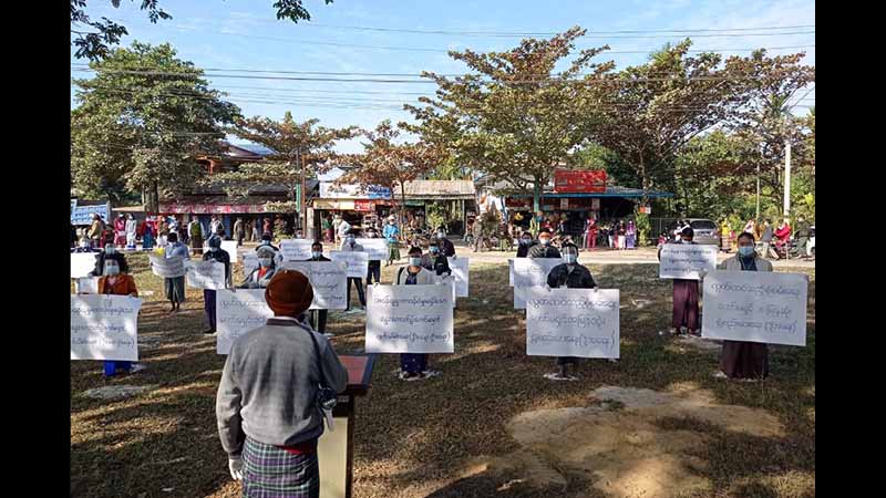ရွေးကောက်ပွဲရလဒ် အလိုမရှိကြောင်း မြစ်ကြီးနားတွင် ကြံ့ခိုင်ရေးပါတီဝင်များ ဆန္ဒပြ
