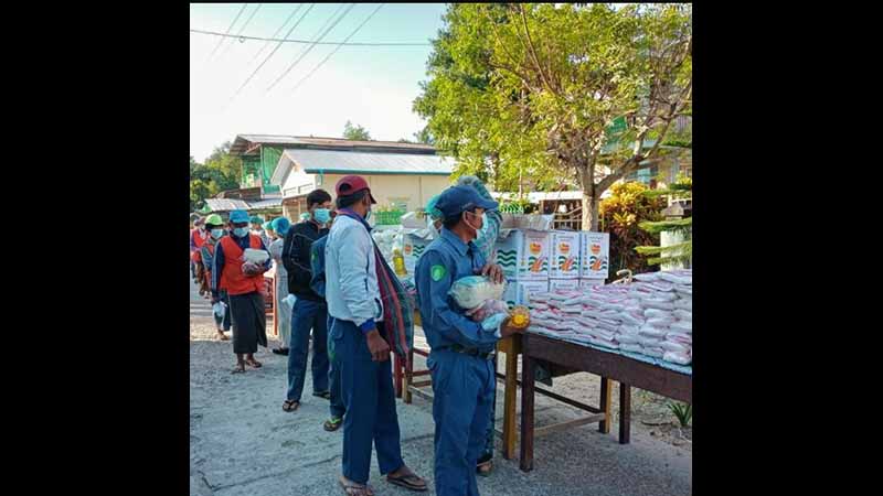 ကျုံပျော်တွင် ကိုဗစ်ကာလ အခက်အခဲကြုံနေသူ ၃၀၀ ကျော်ကို အလှူရှင်တဦးက စားသုံးကုန်များ လှူဒါန်း