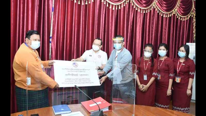 ဧရာဝတီတိုင်းအစိုးရကို ဧရာဝတီဖောင်ဒေးရှင်းက သိန်း ၃၅၀၀ တန်ဖိုးရှိ ကျန်းမာရေးသုံးပစ္စည်းများ လှူဒါန်း