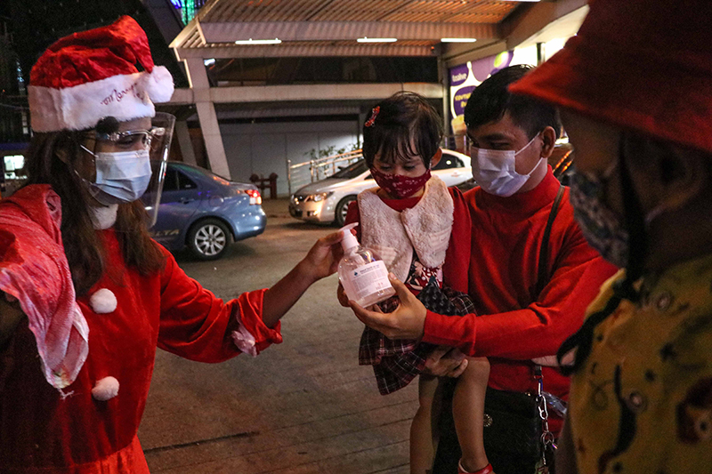 ခရစ္စမတ်ဘိုးဘိုကြီးများ၏ လမ်းဘေးအလှူ (ဓာတ်ပုံ)