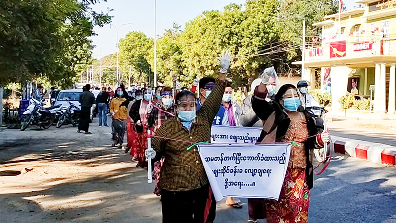 စျေးဆိုင်ခန်းခနှင့် နေရာချထားမှု မကျေနပ်သဖြင့် ဝမ်းတွင်းစည်ပင်ကို စျေးသည်များ ဆန္ဒပြ