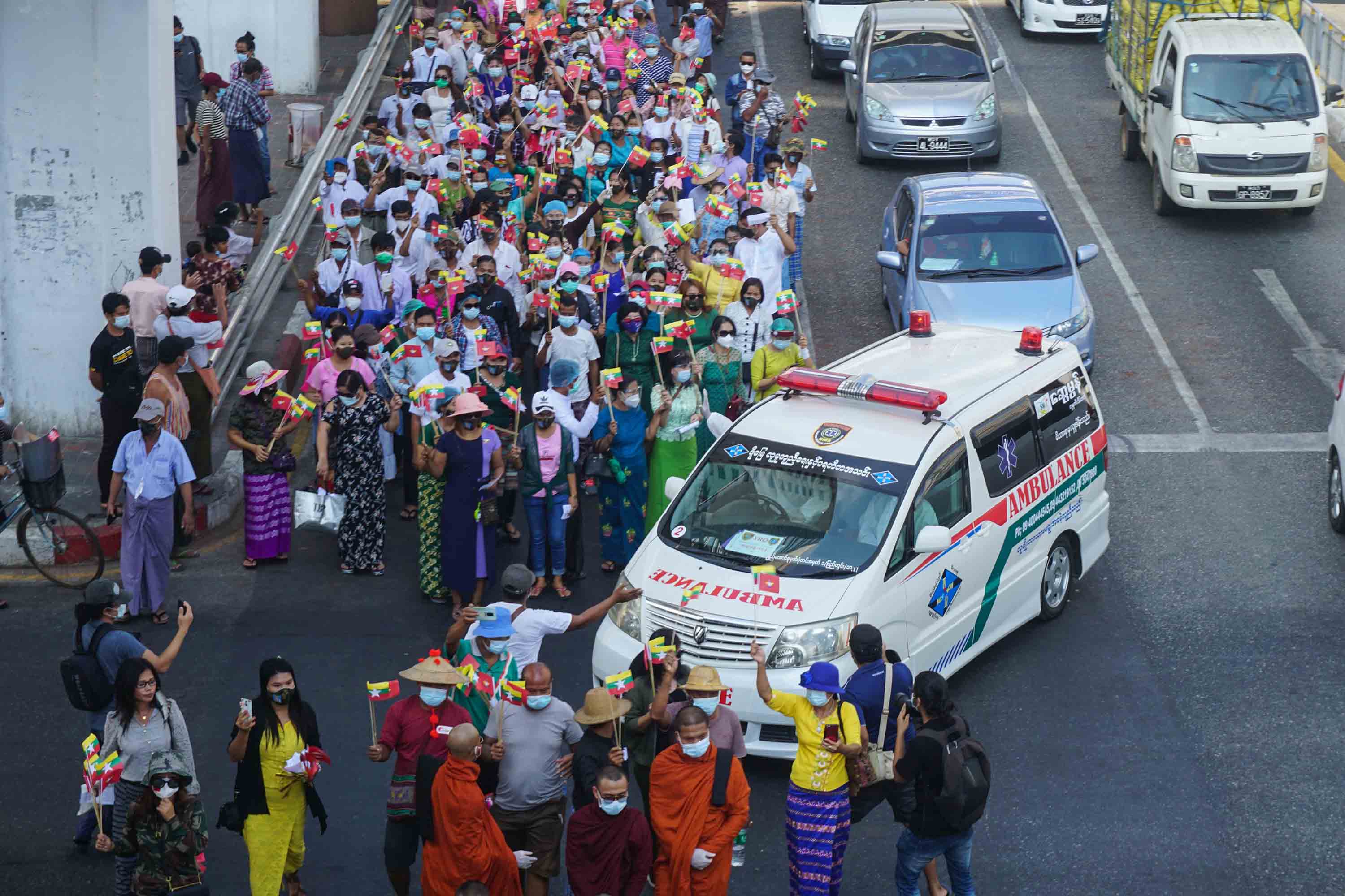 ရန်ကုန်တွင် တပ်မတော်ထောက်ခံပွဲ လူစုလူဝေးဖြင့်ကျင်းပ (ဓာတ်ပုံ)