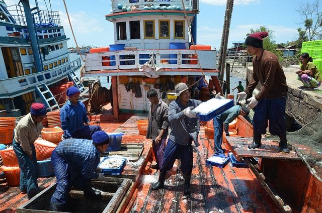 တရားမဝင်ရွှေ့ပြောင်းလုပ်သားများကို ယာယီနေထိုင်ခွင့်ကတ်ထုတ်ပေးရန် ထိုင်းဝန်ကြီးများအဖွဲ့ ဆုံးဖြတ် 