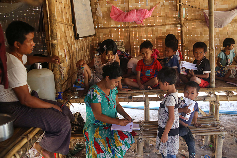 အနာဂတ် ဝေဝါးနေဆဲ လှည်းကူးရောက် ရခိုင်စစ်ဘေးရှောင်များ (ဓာတ်ပုံ)
