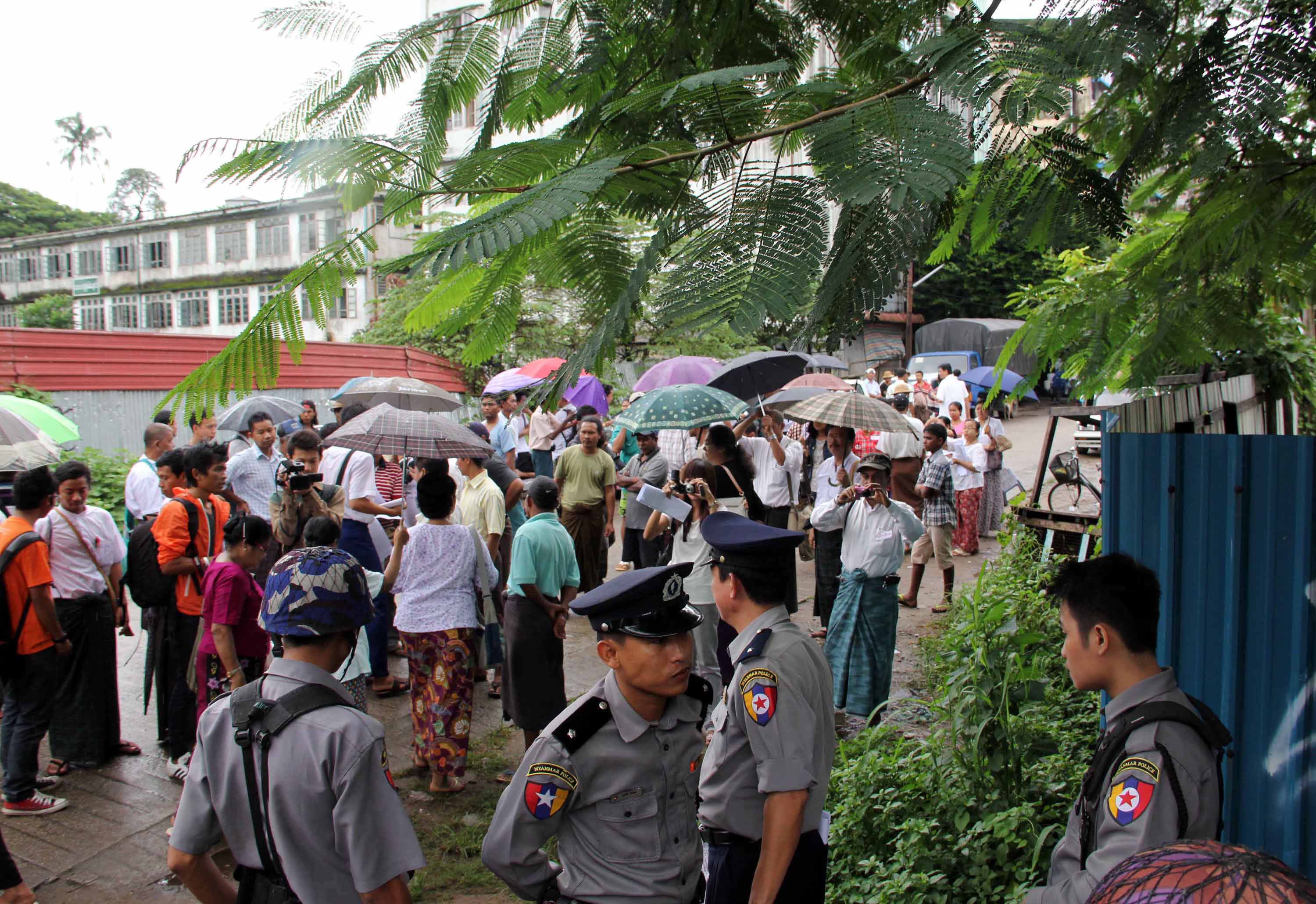 ​ေျမနီကုန္း​ေဈး​ ​ေျမ​ေနရာ ျပန္လည္ရ႐ွိ​ေရး​ ဆနၵထုတ္​ေဖာ္