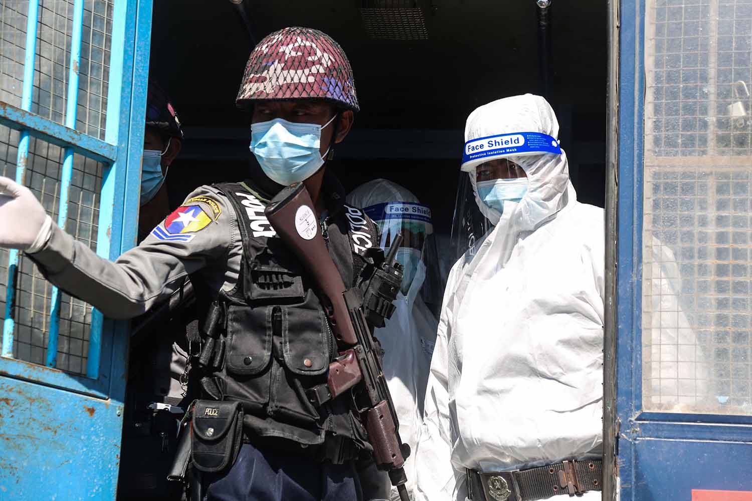 တိမ်းရှောင်နေသည့် ဗကသကျောင်းသား ၁ ဦး ဖမ်းဆီးခံရ (ဓာတ်ပုံ) 