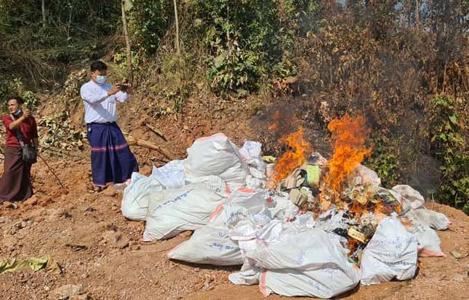 မြဝတီမြို့တွင် ၂၀၁၅ ရွေးကောက်ပွဲ မဲလက်မှတ်အဟောင်းများ မီးရှို့ဖျက်ဆီး (ဓာတ်ပုံ) 