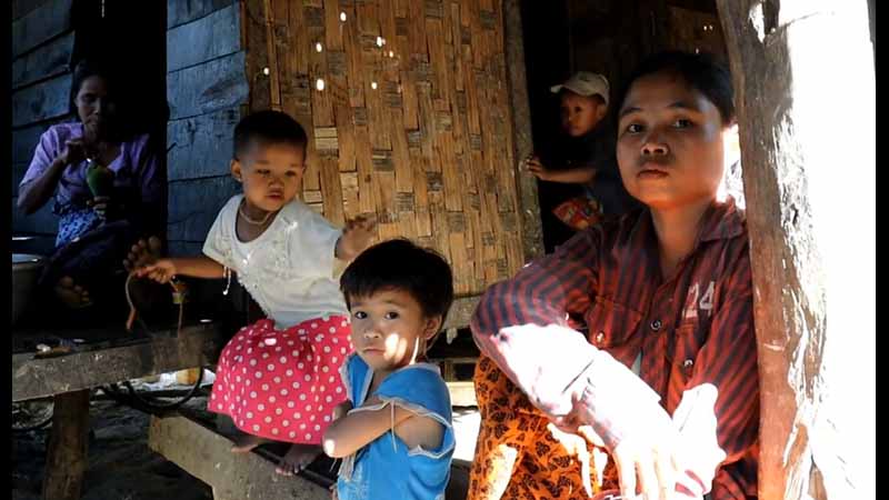 ဖမ်းဆီးထိန်းသိမ်းခံထားရသူများနှင့် တွေ့ခွင့်ပေးရန်  မိသားစုဝင်များ တောင်းဆို
