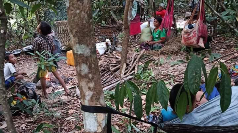 စစ်ဘေးရှောင်လာကြသည့် ကျောက်ကြီးမြို့နယ်က ရွာသားအချို့ (ဓာတ်ပုံ)