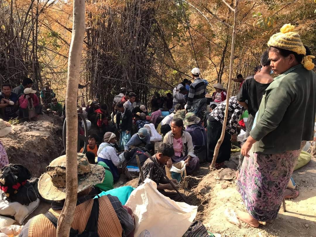 သပိတ်ကျင်းမြို့အနီး ရွှေကြောပေါ်သဖြင့် လာရောက်တူးဖော်သူများလာ