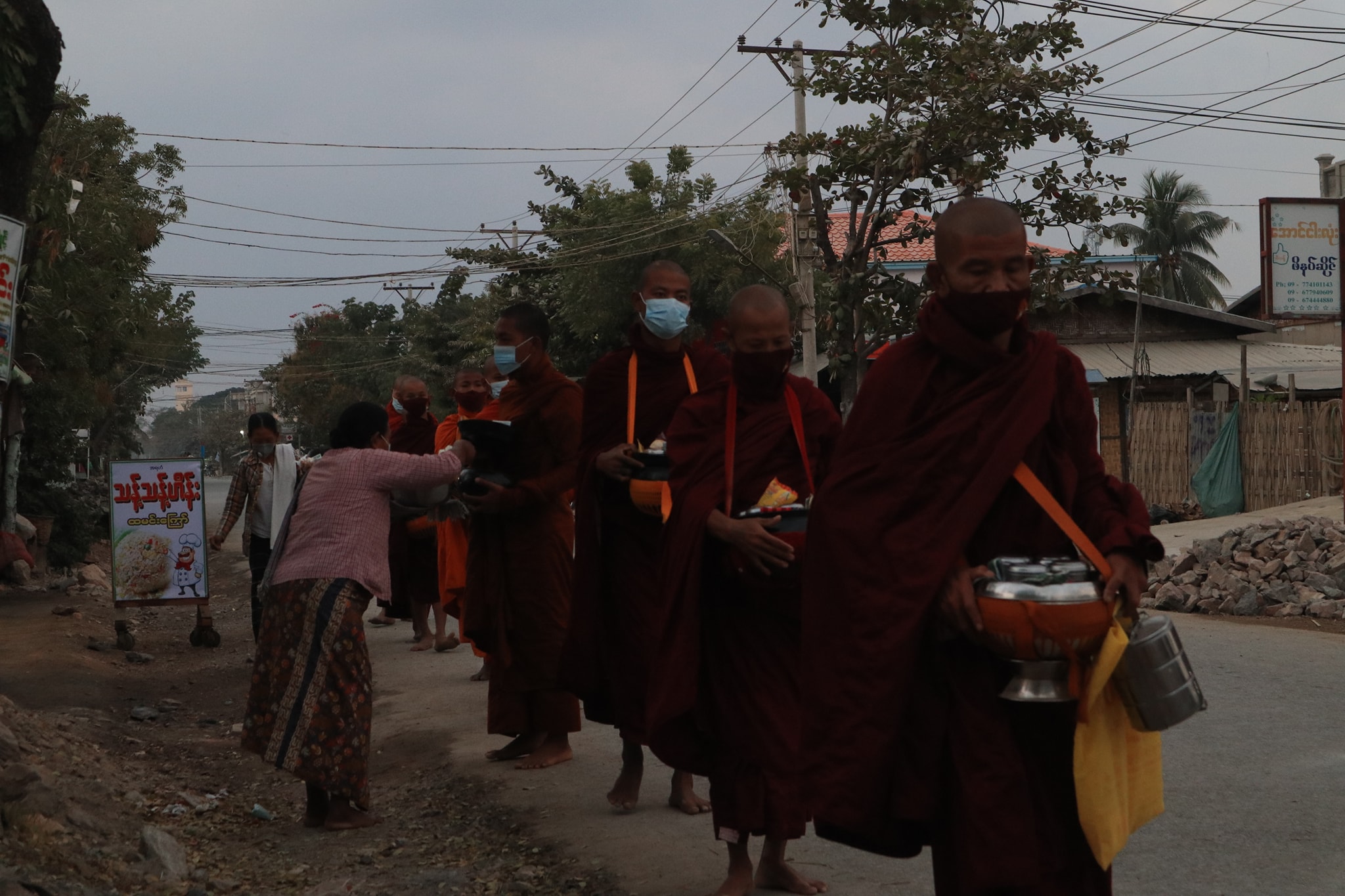 မန္တလေးမြို့တွင် သံဃာတော်များ ဆွမ်းခံ ပြန်လည်ကြွရောက် (ဓာတ်ပုံ) 