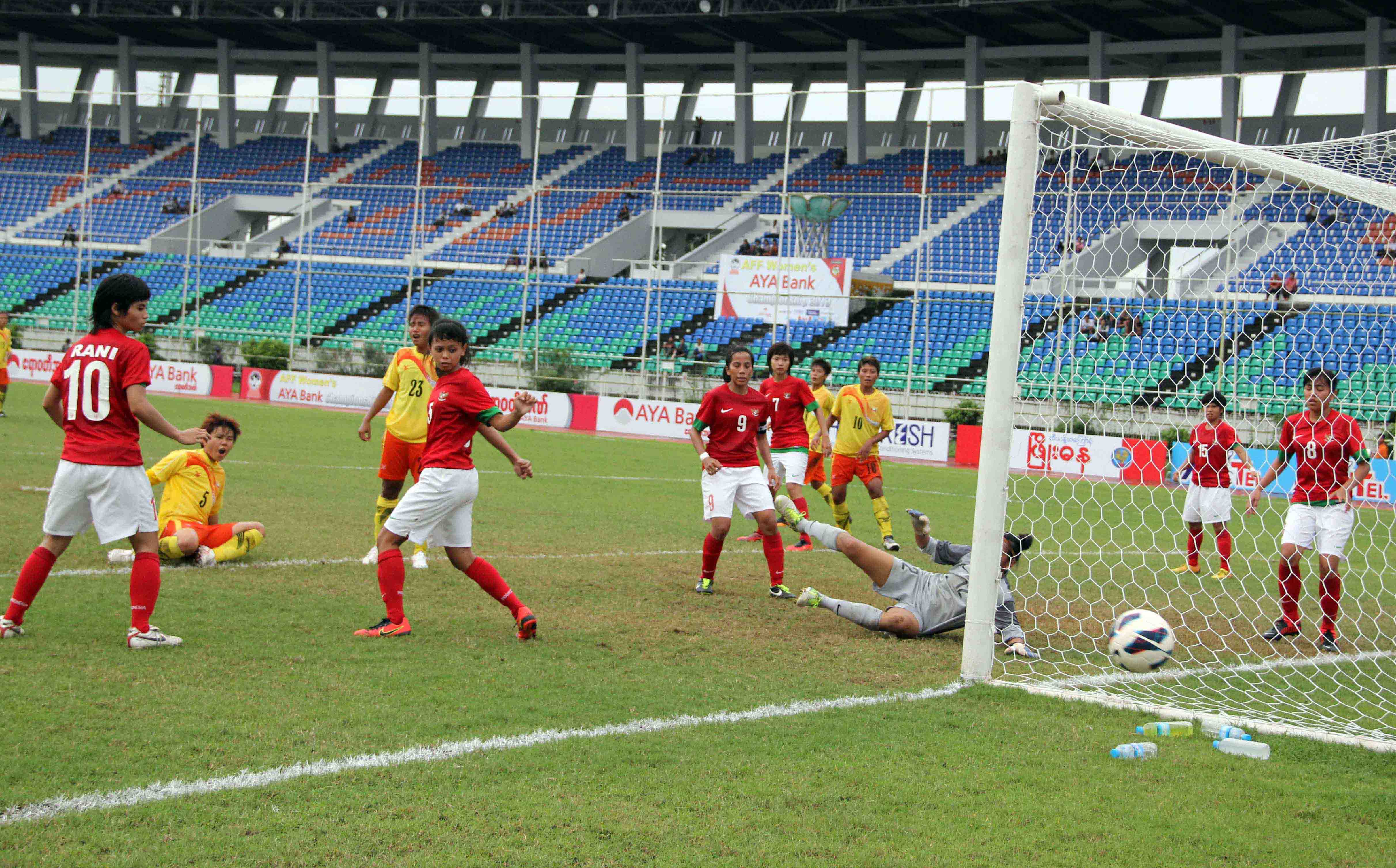 ျမန္မာအမ်ဳိးသမီးေဘာလုံးအသင္း အၾကိုဗုိလ္လုပြဲ တက္ (ဓာတ္ပုံ)