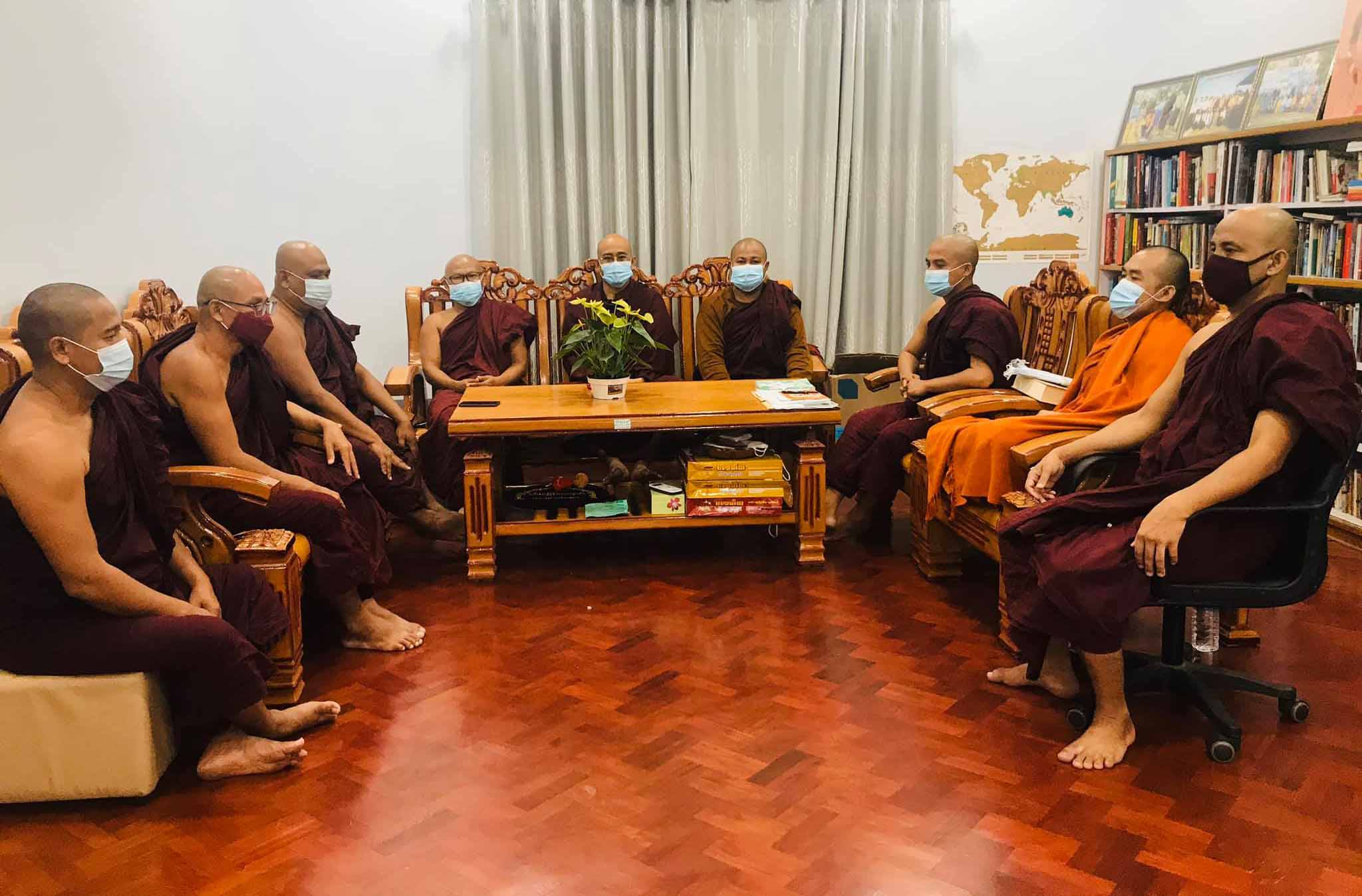 ကိုဗစ်-၁၉ ကာကွယ်ဆေးရန်ပုံငွေအတွက် ရွှေဝါရောင်ဆရာတော်များ အလှူငွေ ကူညီကောက်ခံ