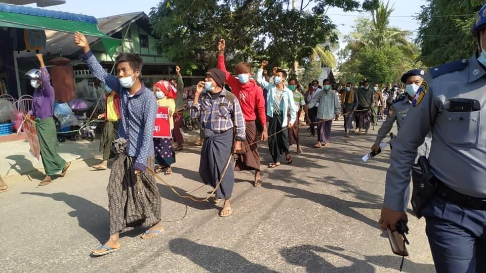 မြိုင်မြို့နယ် မုံညှင်းကျေးရွာတွင် တောလမ်းမှ လျှပ်စစ်မီးသွယ်သည့်ကိစ္စ  ဒေသခံများ ကန့်ကွက် ဆန္ဒပြ