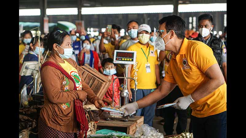 ကိုဗစ်ကာကွယ်ရေးအတွက် အဝါရောင်ကမ်ပိန်း တညင်းကုန်းဈေးတွင် ပြုလုပ် (ဓာတ်ပုံ)