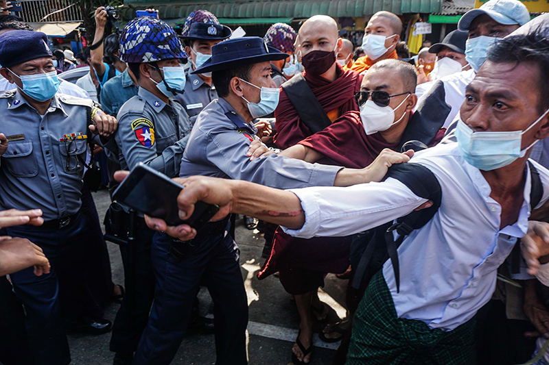 ဦးဝီရသူနှင့်အကျဥ်းသားများ ရုံးထုတ်ခွင့်ရရှိရေး ဆန္ဒပြ၊ ၁ ဦး ဖမ်းဆီးခံရ (ဓာတ်ပုံ)