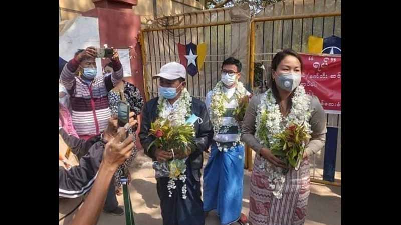 မြင်းခြံတွင်  တပ်မတော်ထောက်ခံပွဲ ဦးဆောင်သူ  ၃ ဦးလာရောက် အဖမ်းခံ