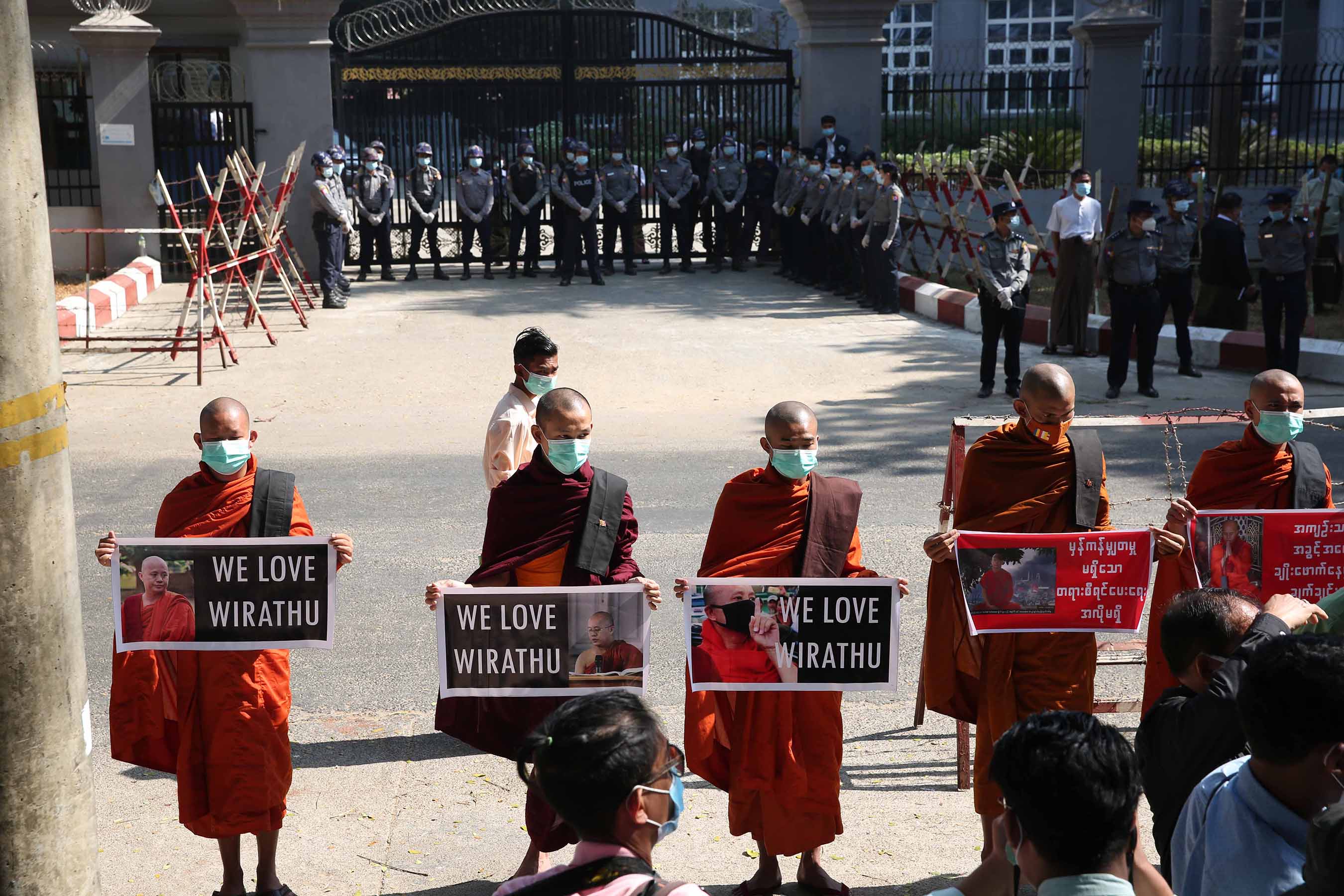 ဦးဝီရသူရုံးထုတ်တွင် ဝန်းရံသူများလာရောက်ဆန္ဒဖော်ထုတ်