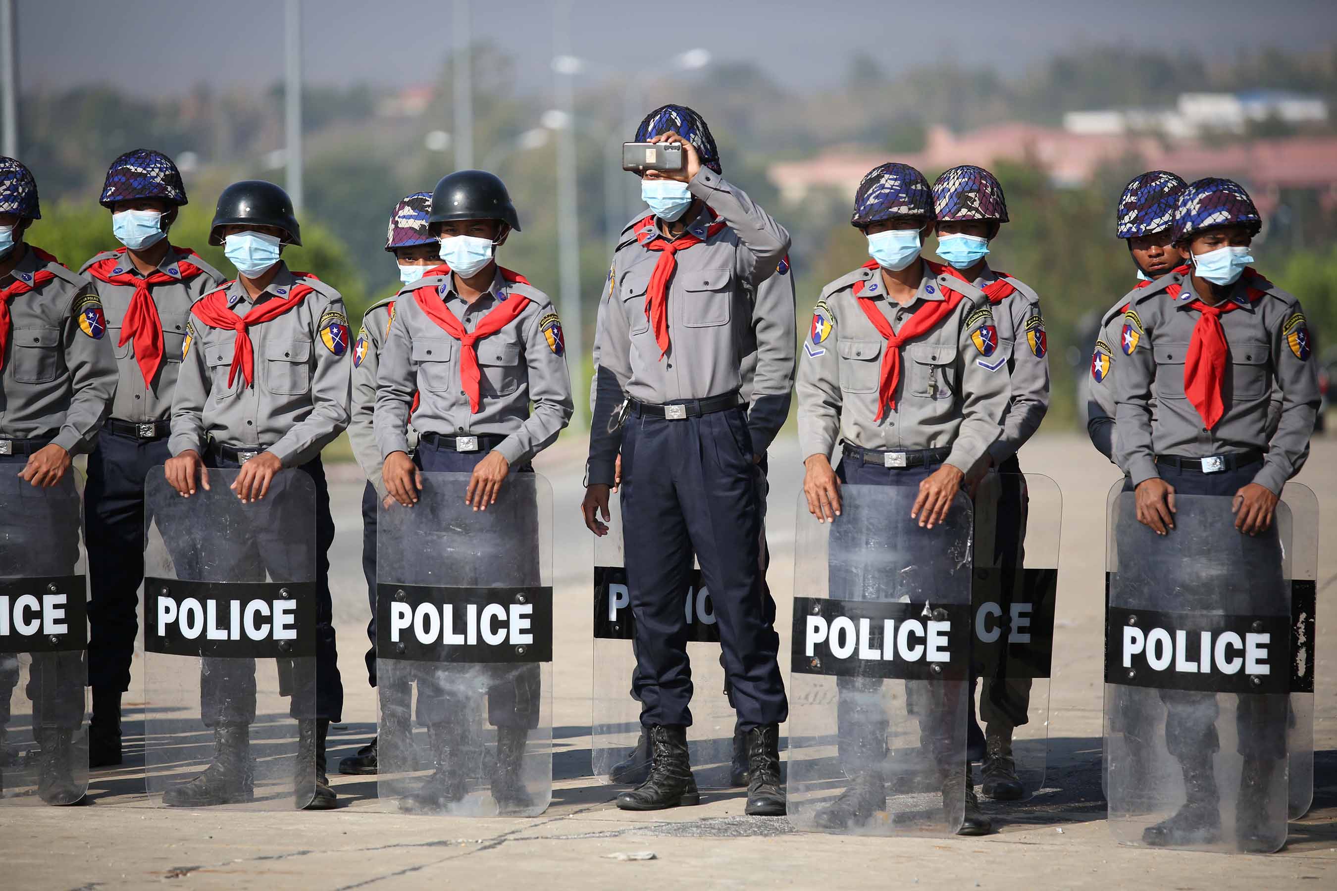 လုံခြုံရေးတင်းကြပ်ထားသည့် နေပြည်တော်တွင် ကြံ့ခိုင်ရေးပါတီဝန်းရံသူများ လှည့်လည် အင်အားပြ (ဓာတ်ပုံ)