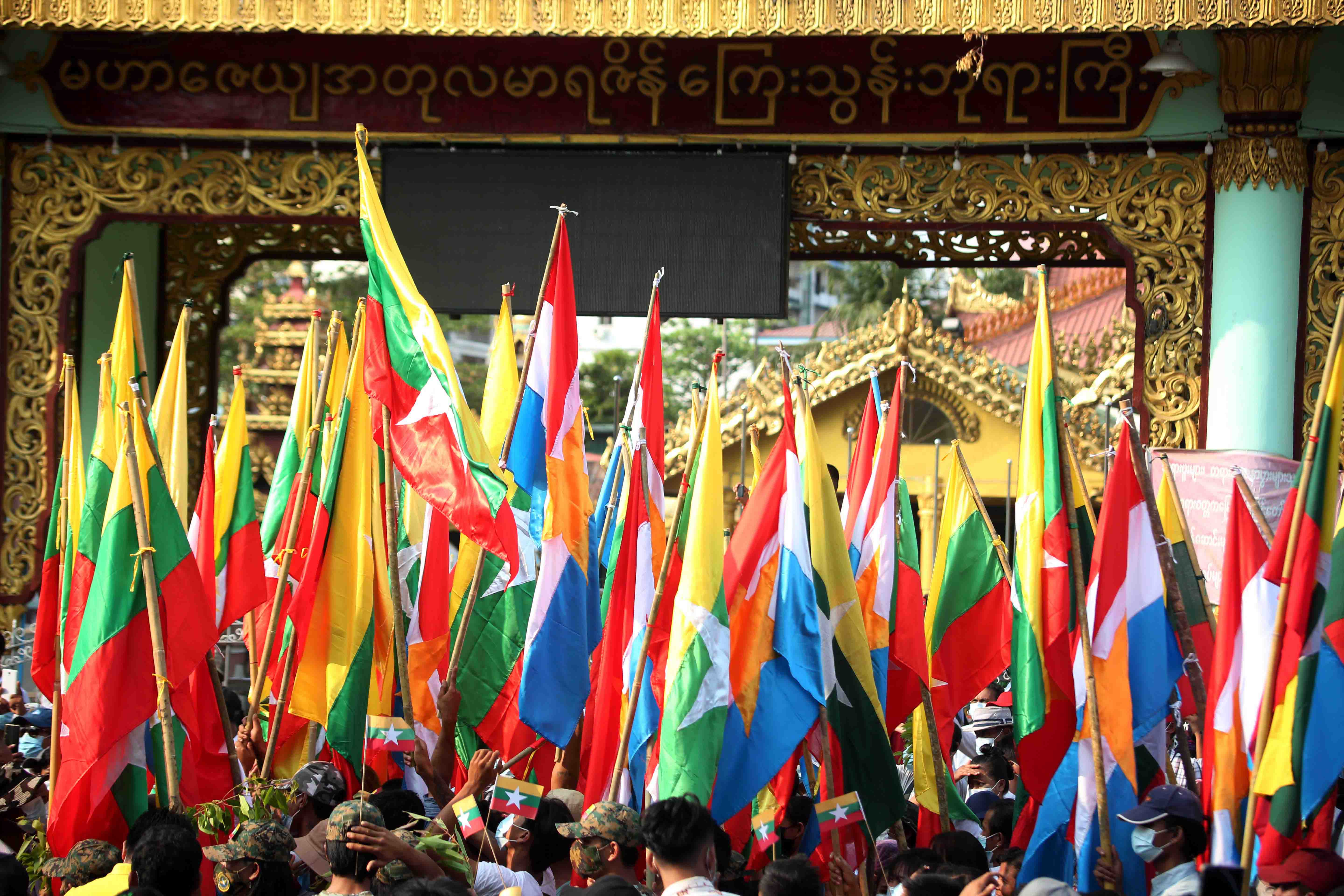 ရွှေတိဂုံ စေတီတော်ရှေ့တွင် တပ်မတော်ထောက်ခံသူများ ဆန္ဒပြ (ဓာတ်ပုံ)