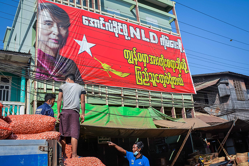 အစိုးရအသစ်ကို ထောက်ခံကြောင်း ပိုစတာများ ချိတ်ဆွဲလာ (ဓာတ်ပုံ)