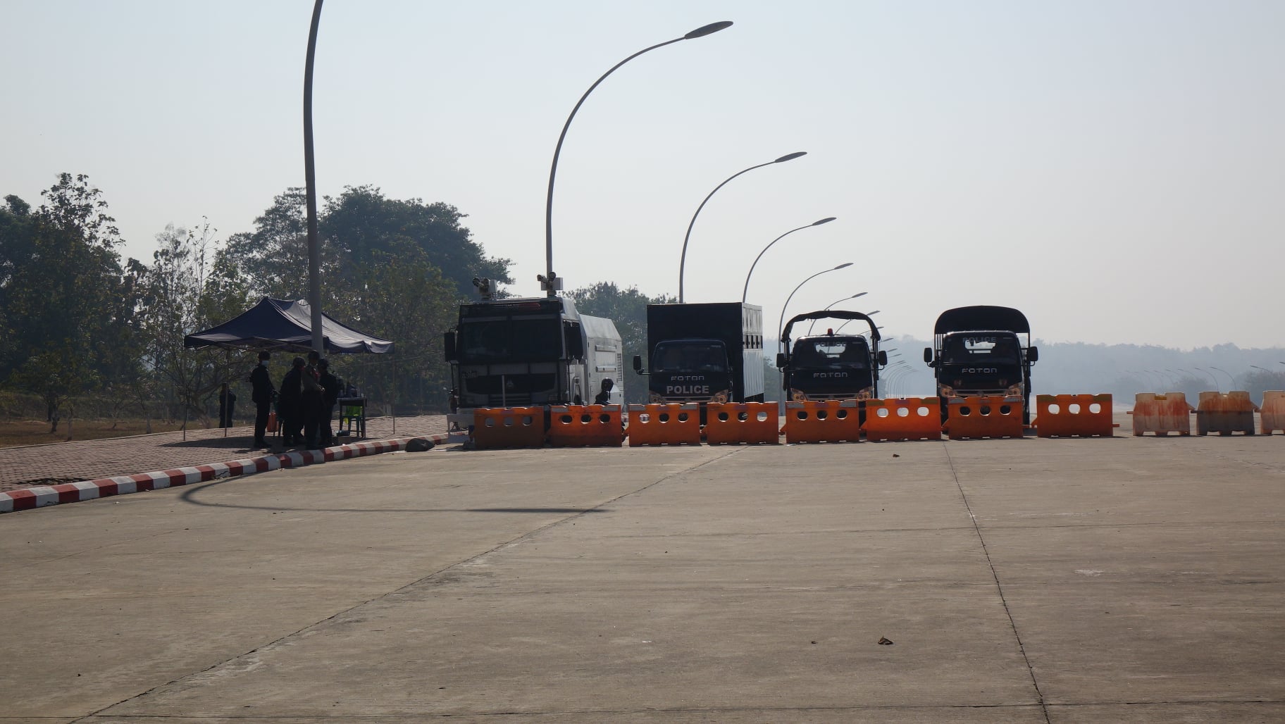 နေပြည်တော်သမ္မတအိမ်နှင့် လွှတ်တော်လမ်းမကြီးများတွင် လုံခြုံရေးများ တင်းကျပ်ချထား (ဓာတ်ပုံ)