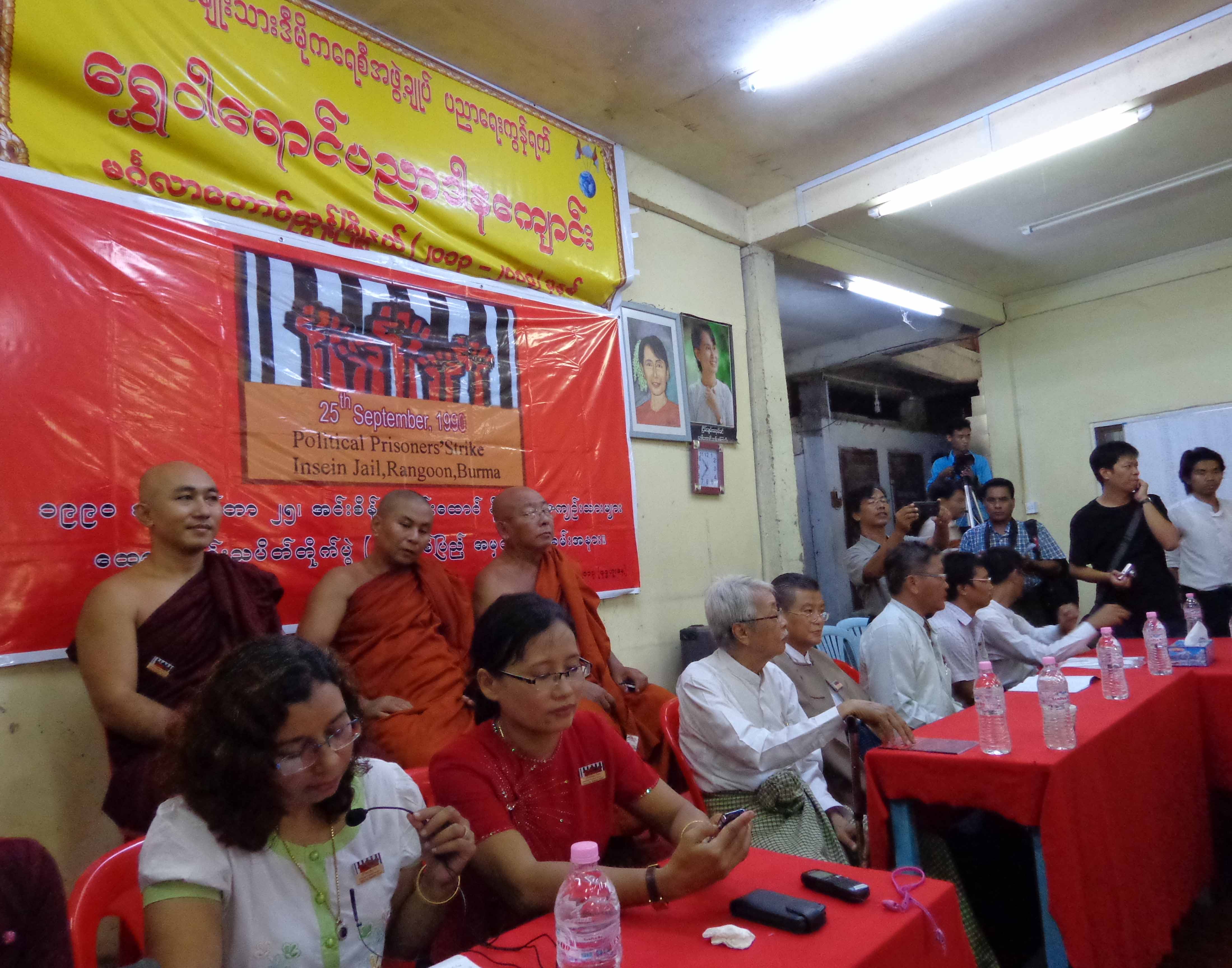 နိုင္က်ဥ္းေတြ လူ့ဂုဏ္သိကၡာက်တဲ့ထိ နွိပ္ကြက္ခံရမႈ ထုတ္ေဖာ္