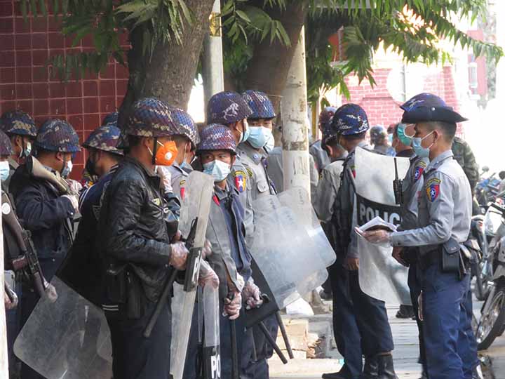 မန္တလေး ဈေးချိုအနီး စစ်အစိုးရကန့်ကွက်ဆန္ဒပြမည့် သတင်းကြောင့် လုံခြုံရေးချထား (ဓာတ်ပုံ)