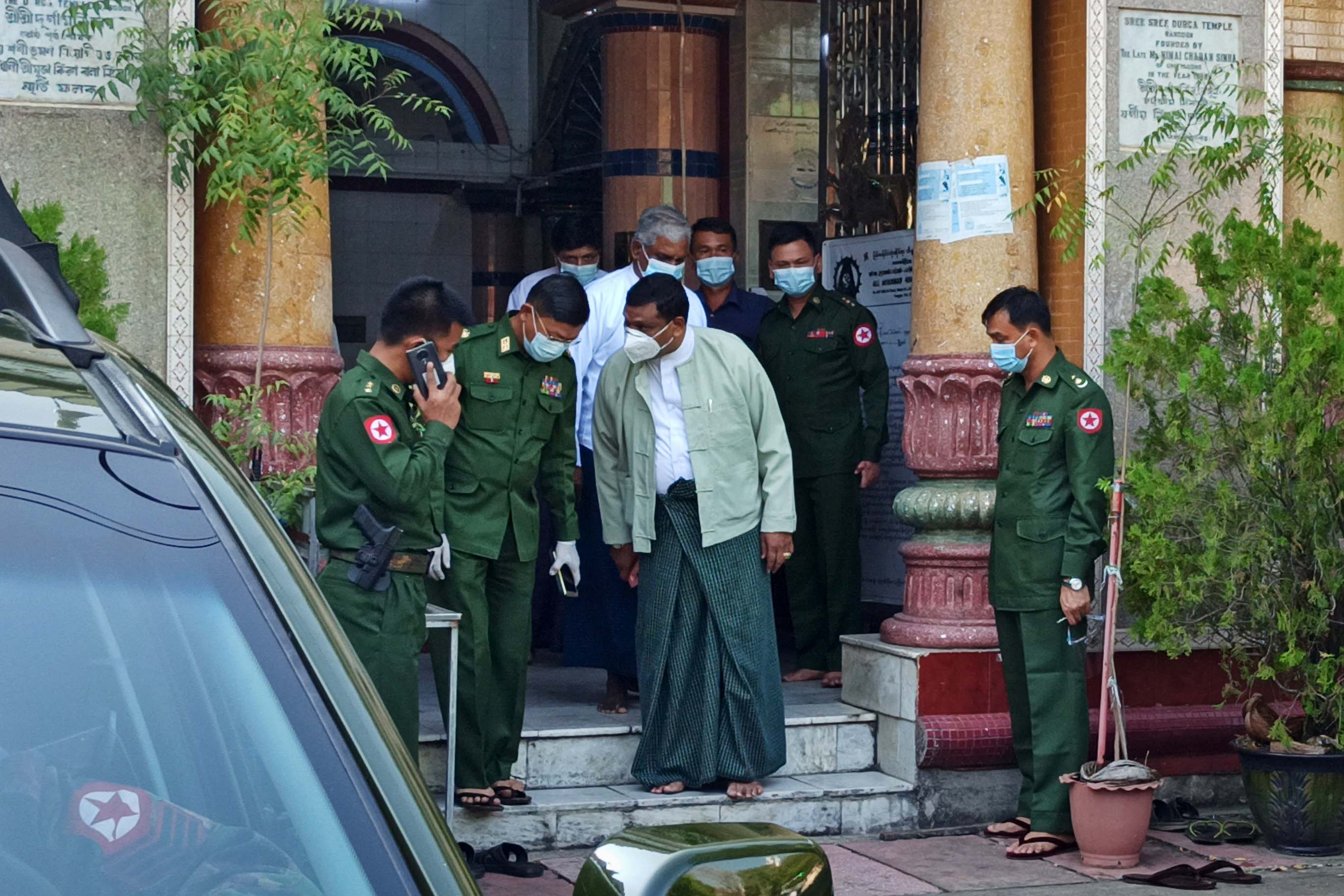 ရန်ကုန်တိုင်းမှူးနှင့် နယ်/လုံဝန်ကြီး ဟိန္နူဘုရားကျောင်းသို့ သွားရောက် (ဓာတ်ပုံ)