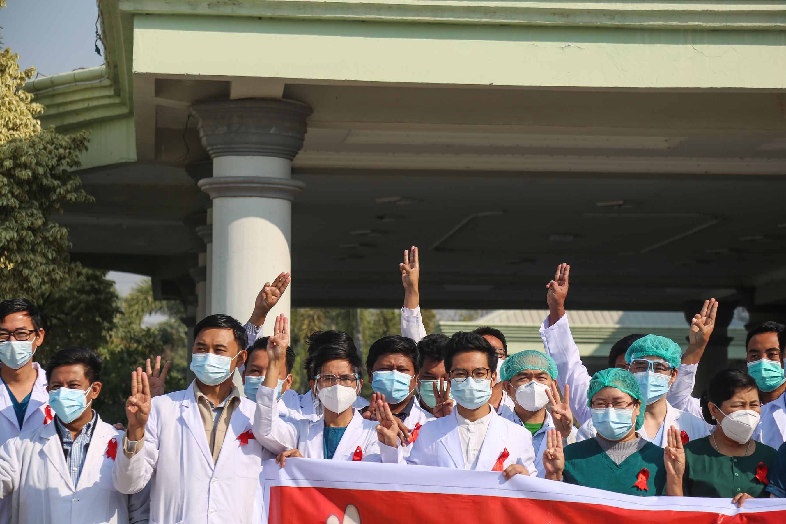 မန္တလေးမြို့ အရိုးဆေးရုံ ကျန်းမာရေးဝန်ထမ်းများ Red Campaign ပြုလုပ်