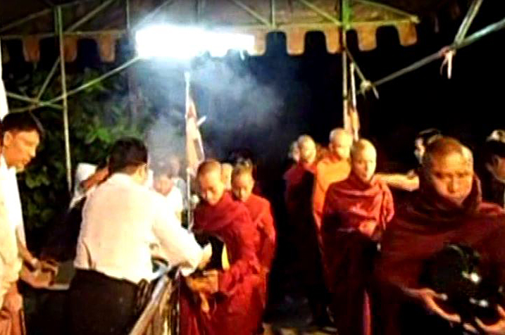 ေ႐ြွႊ၀ါေရာင္ေတာ္လွန္ေရး ၆ နွစ္ျပည့္ အထိမ္းအမွတ္ပြဲ မေကြးတြင္ က်င္းပ