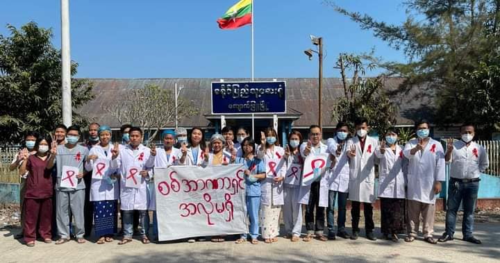 လက်ပံတန်း၊ ကျောက်ဖြူနှင့် မြစ်ကြီးနားတွင် ကျန်းမာရေးဝန်ထမ်းများ ဖဲကြိုးနီကမ်ပိန်းပြုလုပ်