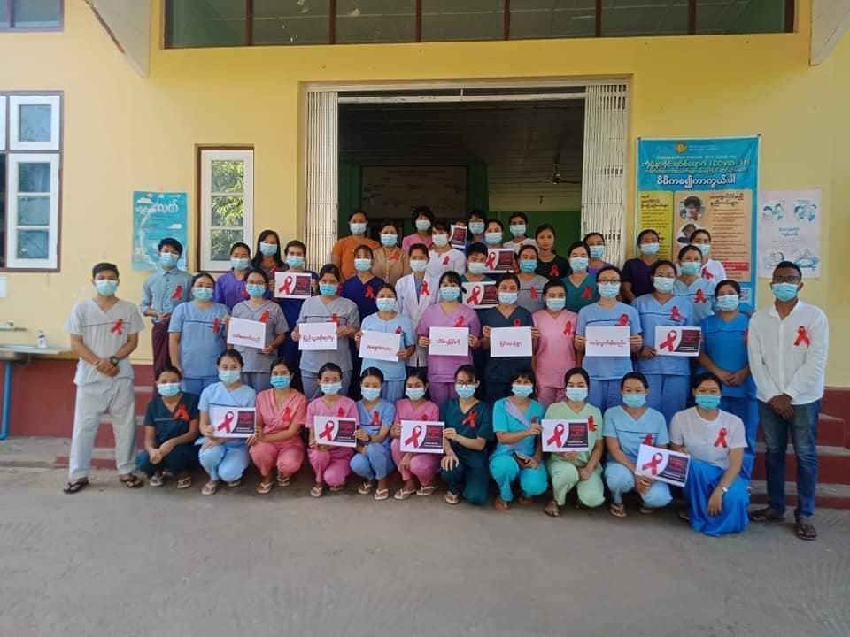 လွိုင်ကော်နှင့်ဘောလခဲ ကျန်းမာရေးဝန်ထမ်းများ ဖဲကြိုးနီ ကမ်ပိန်းပြုလုပ် (ဓာတ်ပုံ)