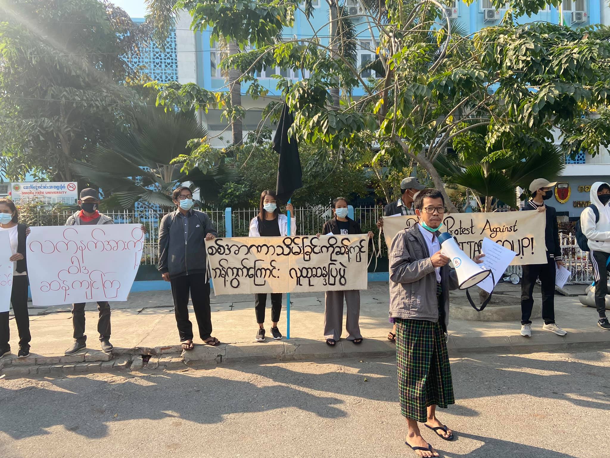မန္တလေးဆေးတက္ကသိုလ်ရှေ့တွင် စစ်အာဏာသိမ်းမှုကို ဆန္ဒပြ