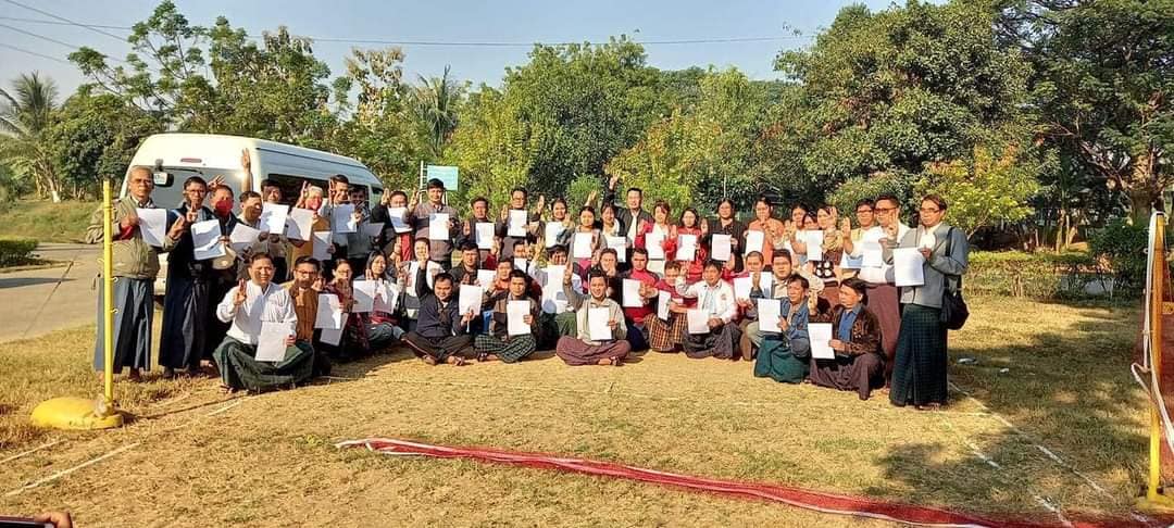 ပူတာအိုခရိုင်က ဆေးရုံ၀န်ထမ်းများ ဖဲကြိုးနီကမ်ပိန်းပြုလုပ် (ဓာတ်ပုံ)