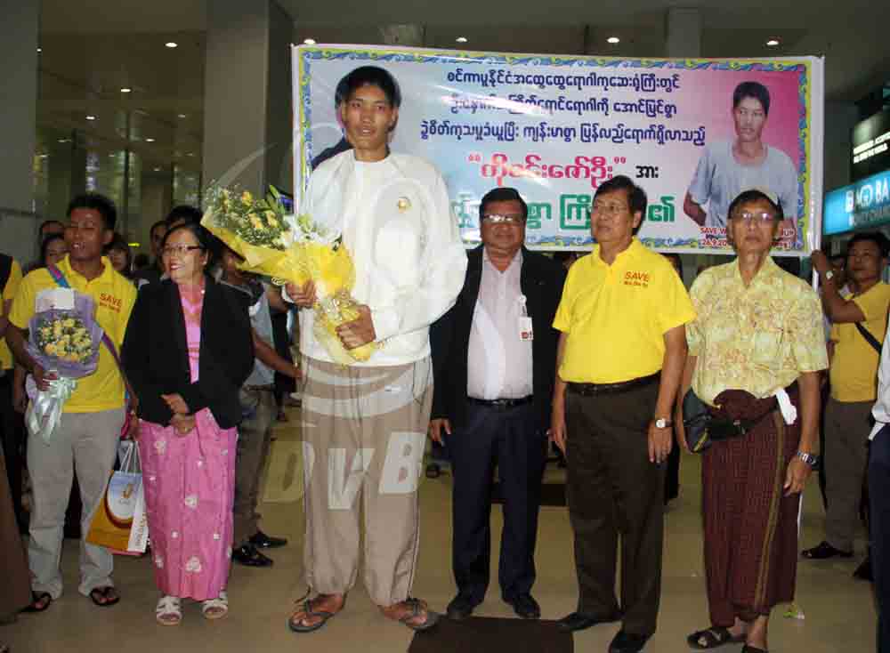 ကုိ၀င္းေဇာ္ဦး ခြဲစိတ္မႈေအာင္ျမင္ျပီး ျမန္မာနုိင္ငံ ျပန္ေရာက္ (ဓာတ္ပုံ)