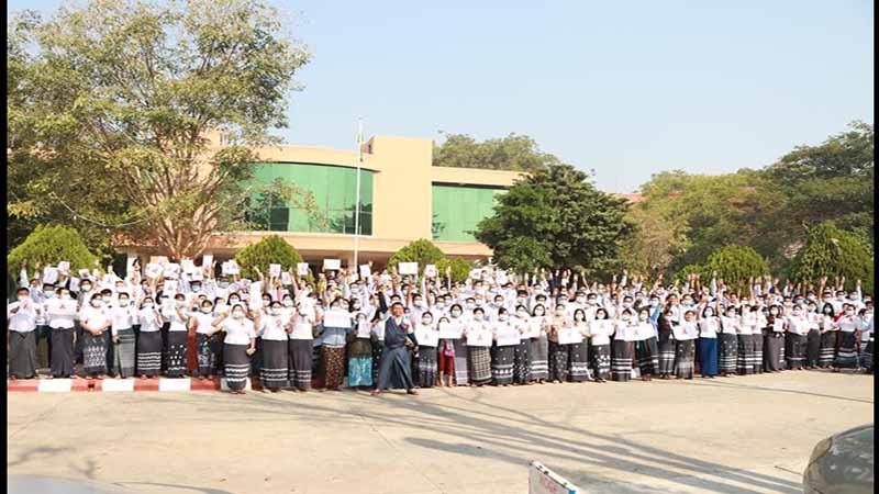 မြန်မာ့ရေနံနှင့် သဘာဝဓာတ်ငွေ့ ဝန်ထမ်းများ ဖဲကြိုးနီလှုပ်ရှားမှု ပူးပေါင်းပါဝင် (ဓာတ်ပုံ)